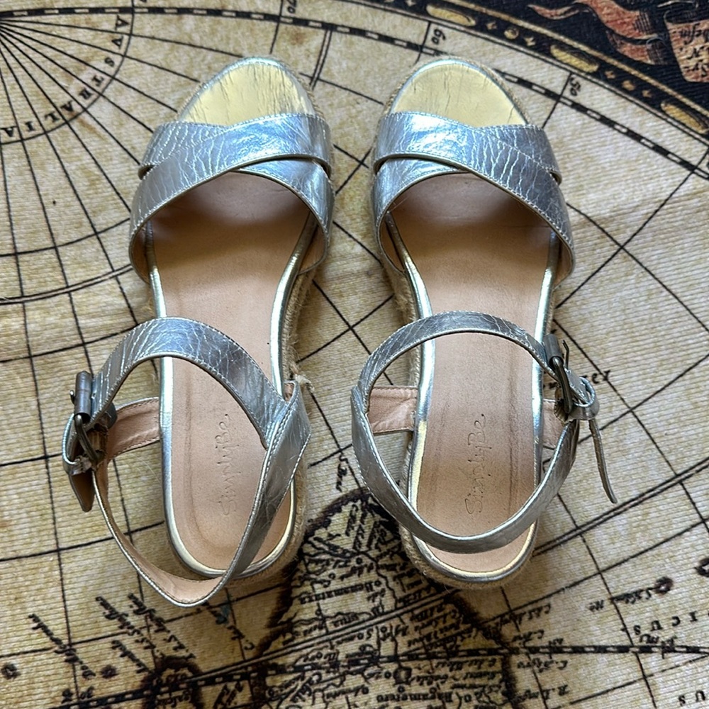 Silver Espadrilles w/ cute heart charm - Size 8 Wide